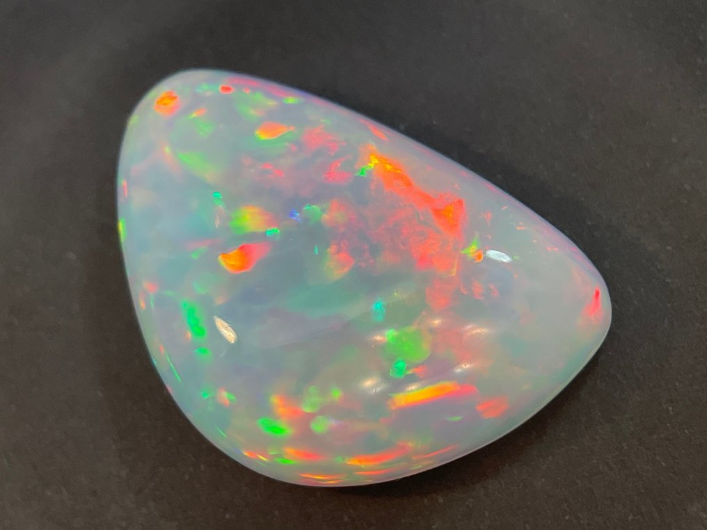 White + Play of Color (Vivid) Crystal Opal - 13.77 ct #3.1