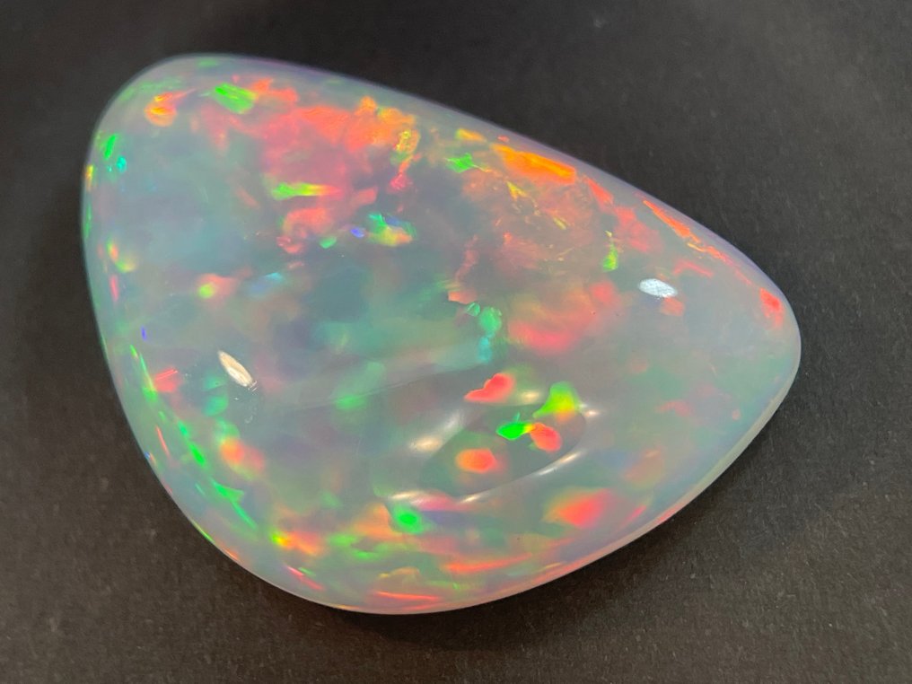 White + Play of Color (Vivid) Crystal Opal - 13.77 ct #3.2