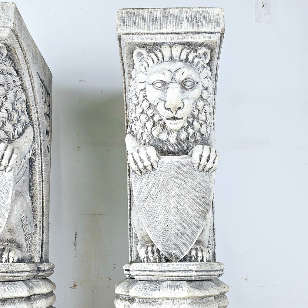 sculptuur, Fraai stel sculpturen/consoles met voorstelling van 2 leeuwen met wapenschild - 65 cm - Steen #2.1