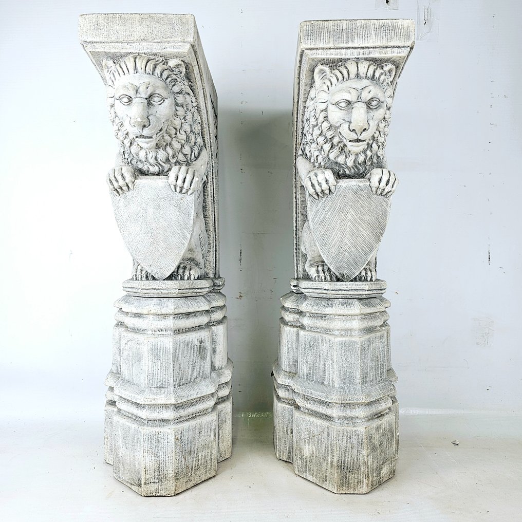 雕塑, Fraai stel sculpturen/consoles met voorstelling van 2 leeuwen met wapenschild - 65 cm - 石头 #1.2
