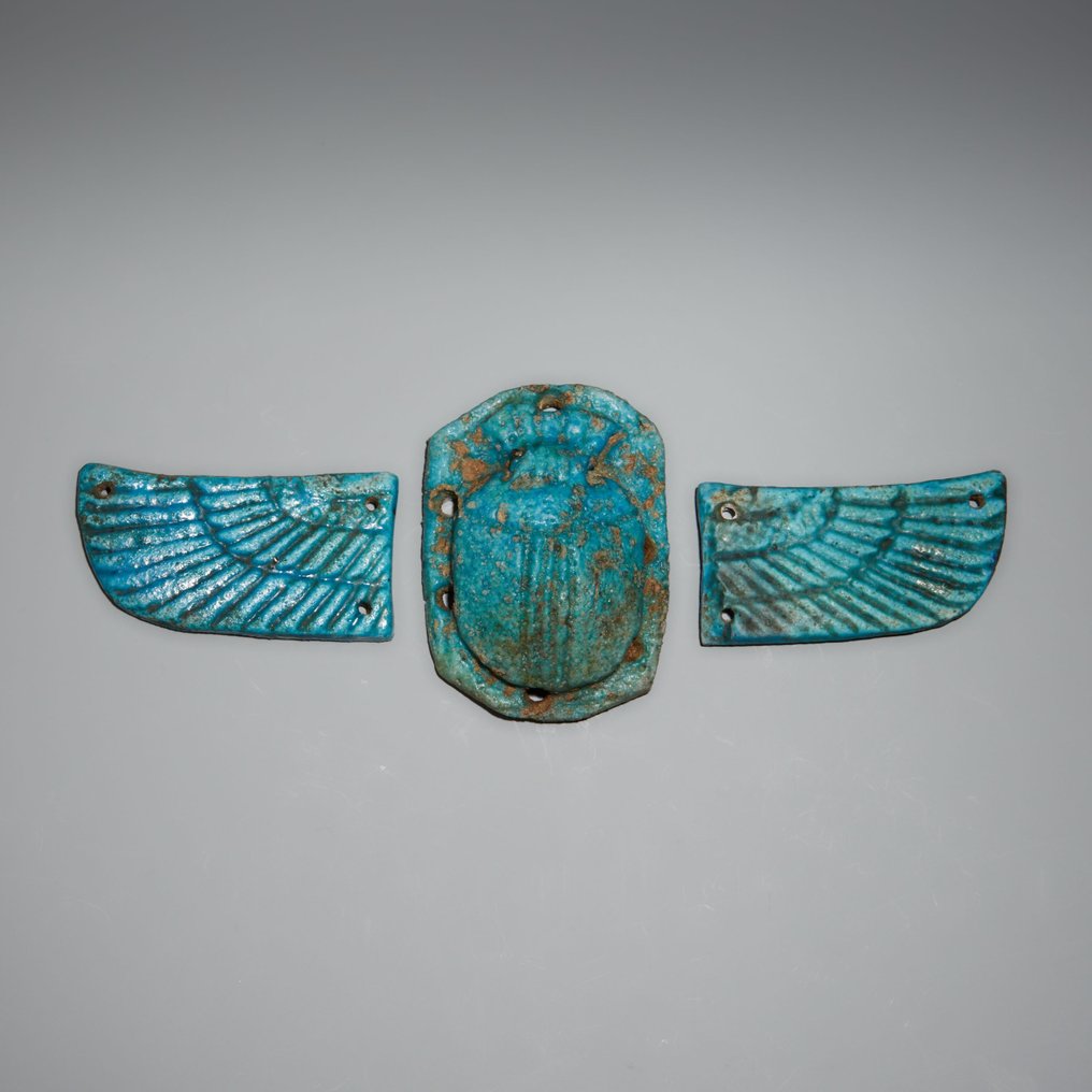 Forntida Egypten Fajans Bevingad Scarab. Sen period, 664 - 332 f.Kr. 15 cm längd. Spansk importlicens. #1.2