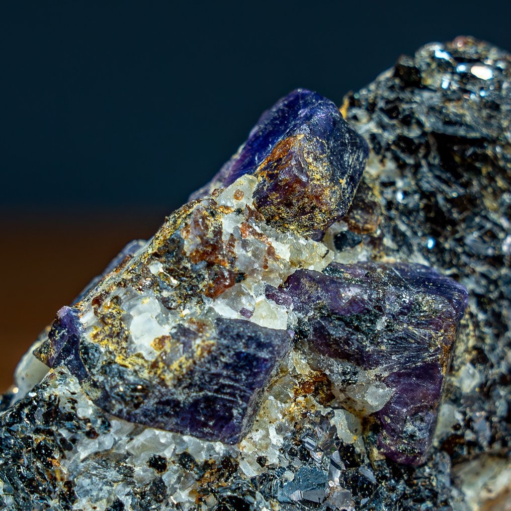 Nagyon sötétkék zafír kristály mátrixban Kezeletlen / fűtetlen 980,6 ct, Kenyából- 196.12 g #2.1