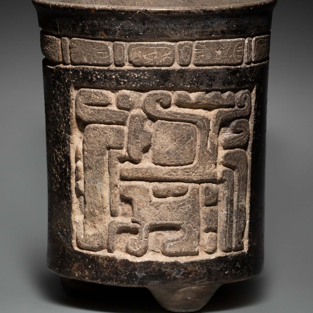 玛雅，古典时期，公元 600 - 900 年。 Terracotta 三脚缸容器。公元 600 - 900 年。 16.5 厘米。 H. 拥有西班牙进口许可证。 #1.2