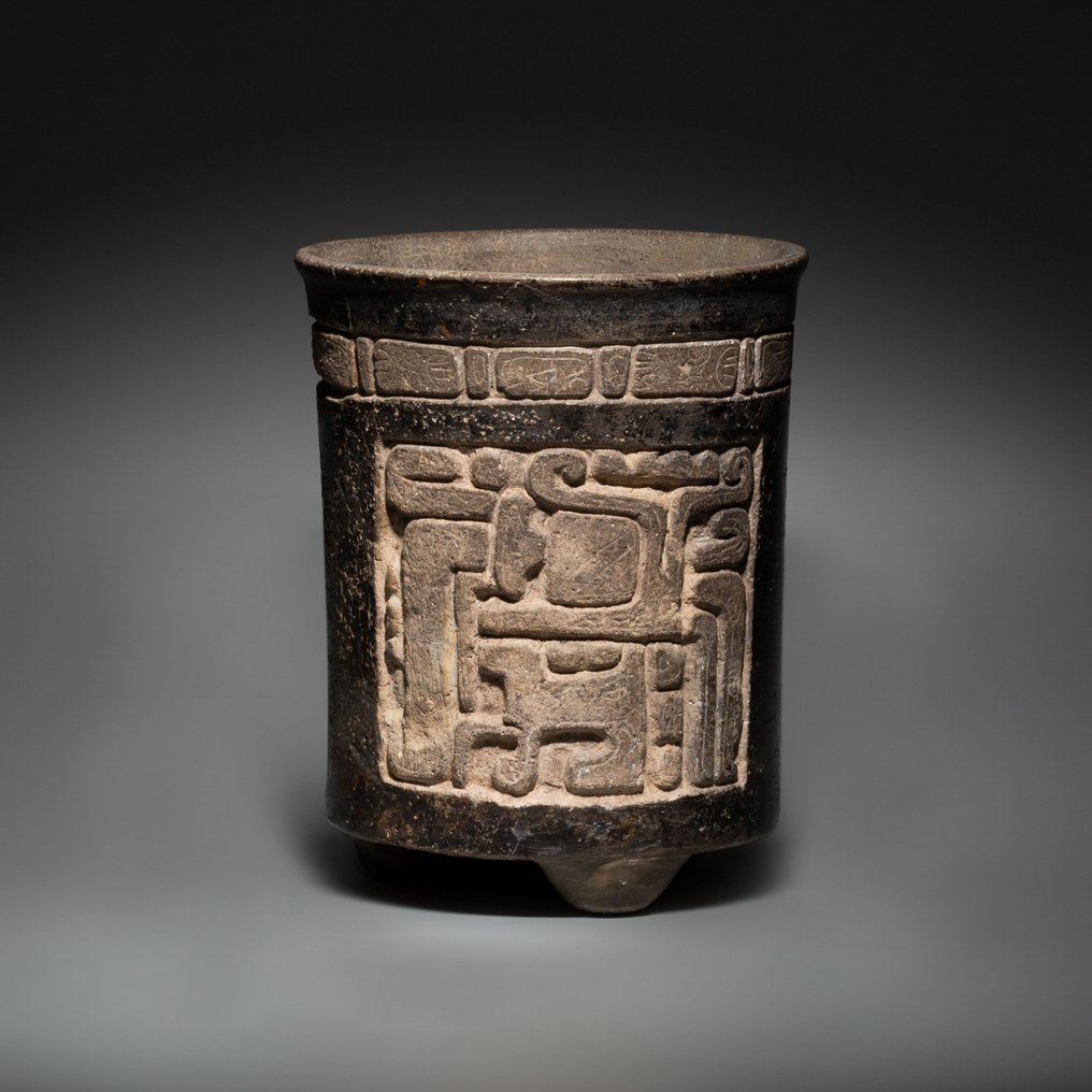 玛雅，古典时期，公元 600 - 900 年。 Terracotta 三脚缸容器。公元 600 - 900 年。 16.5 厘米。 H. 拥有西班牙进口许可证。 #1.1