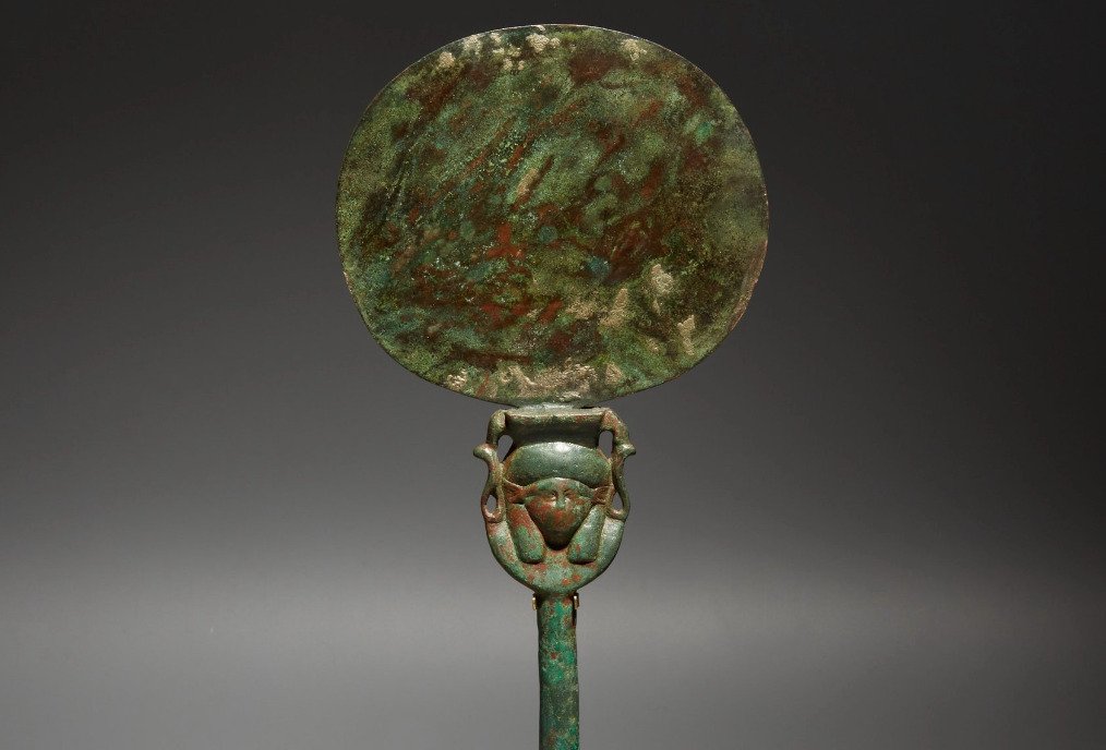 古埃及 黄铜色 精美的哈索尔面向镜子。晚期，公元前 664 - 332 年。 28 厘米高。西班牙进口许可证。 #1.1