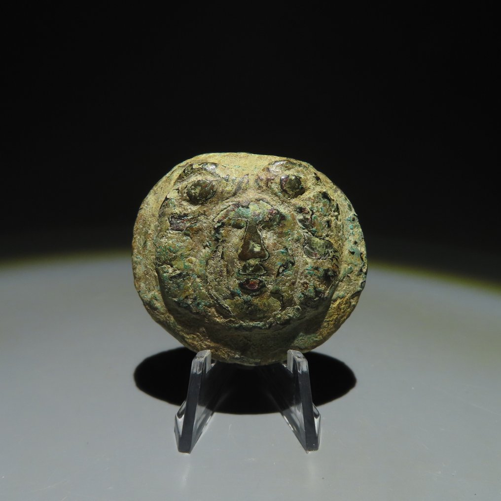 Romerska antiken Brons Medaljong med bilden av Medusa. 1:a - 3:e århundradet e.Kr. 4,4 cm längd. Spansk importlicens. #1.1
