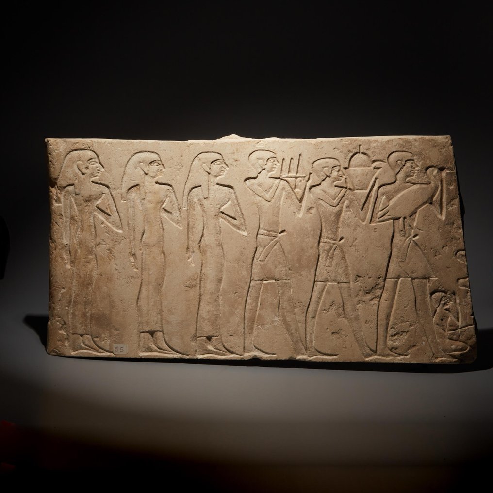 古埃及 石灰石 马斯塔巴向死者提供救济品。古王国，公元前 2200 - 2050 年。长 36 厘米。法国出口 #1.2
