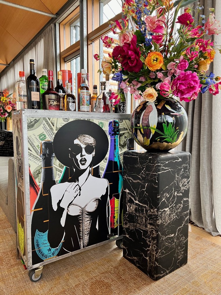 Noboringo "Madame Jeanette Pop Art" - 手推车 - 全尺寸飞机手推车“CeeVee” - 铝 - Aigle Azur Airlines 巴黎 #1.0