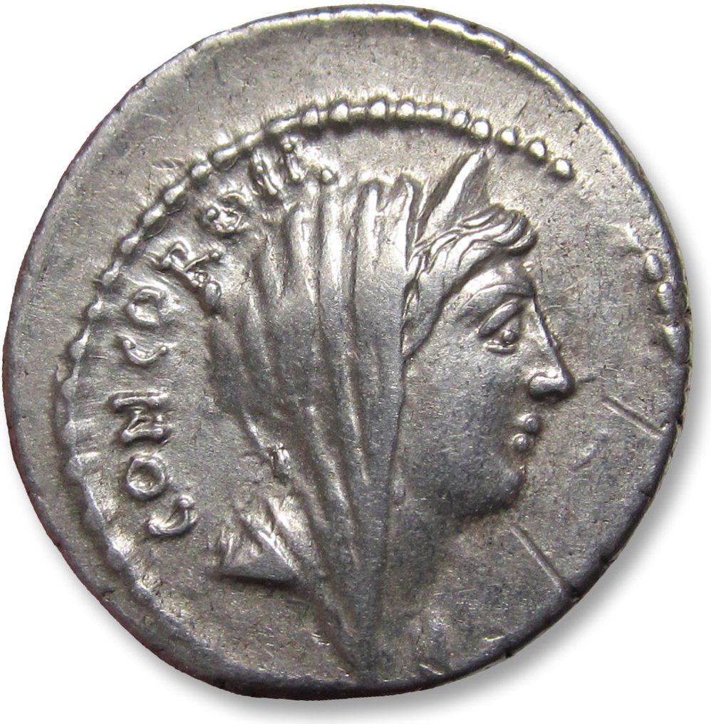 Römische Republik. L. Mussidius Longus, 42 BC. Denarius Rome mint - Shrine of Venus Cloacina - variety without control symbol on obverse #1.2