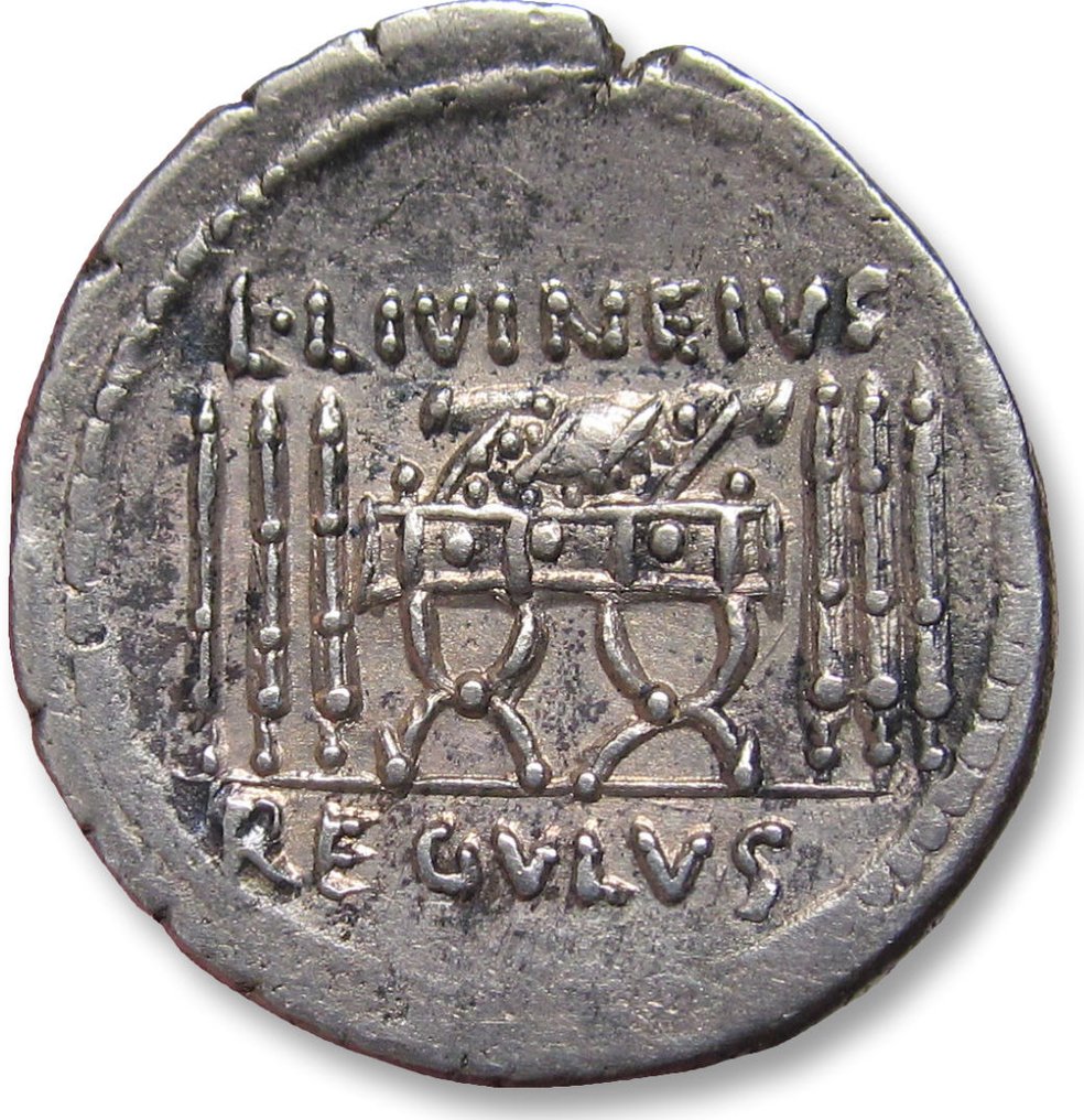 Rooman tasavalta. L. Livineius Regulus, 42 eaa.. Denarius Rome mint - beautifully struck for the type - #1.1
