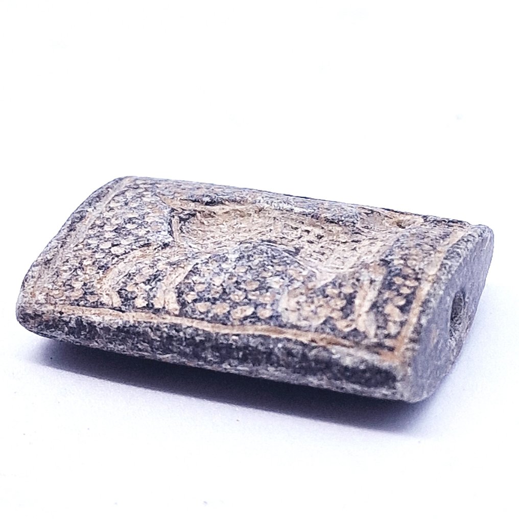 砂岩 Ciseled Ibex 珠护身符 - 34 mm #2.1