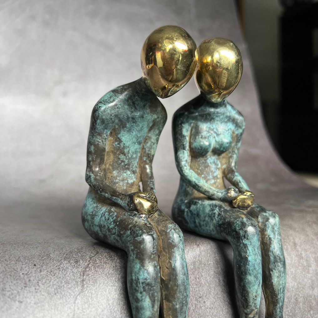 Skulptur, NO RESERVE PRICE - Sooka Interior - Bronze sitting couple - Patinated with gold accents - 15 cm - Brons #1.0