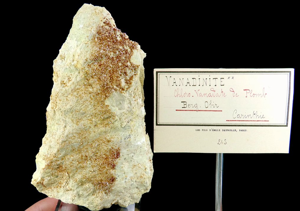 Vanadinit (Edelstein) auf Dolomit - Bergwerk Alt-Stefanie, Bad Bleiberg, Kärnten, Österreich - Höhe: 13.8 cm - Breite: 8.4 cm- 477 g #2.1