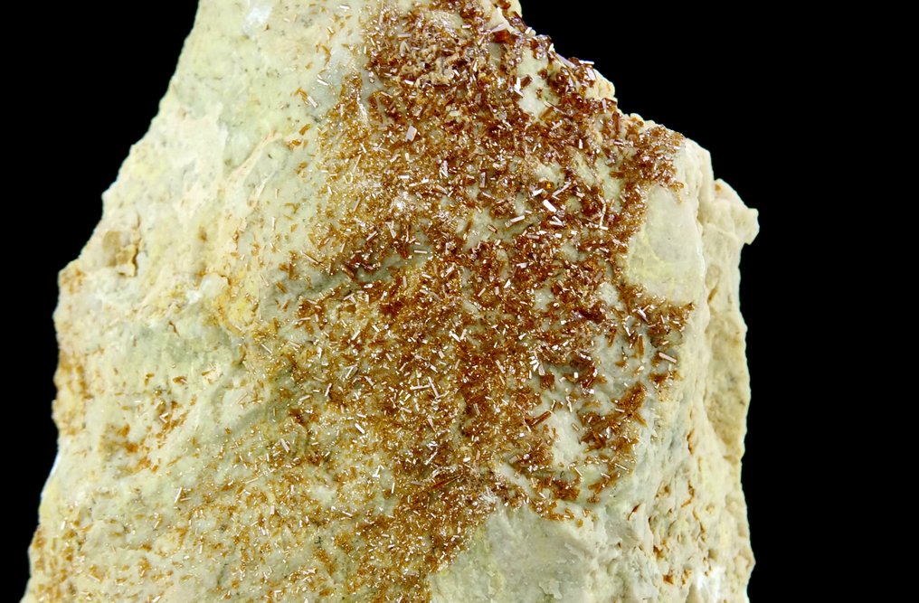 Vanadinit (Edelstein) auf Dolomit - Bergwerk Alt-Stefanie, Bad Bleiberg, Kärnten, Österreich - Höhe: 13.8 cm - Breite: 8.4 cm- 477 g #2.2