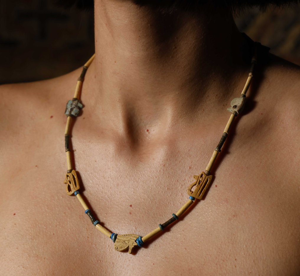 Egito Antigo Colar com amuletos Udjat glazed amarelo - licença de exportação espanhola. - 26 cm #1.0