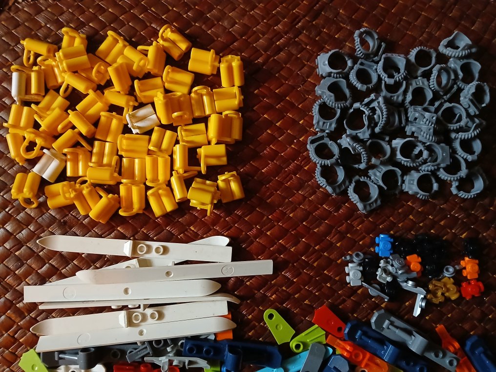 Lego Circa 750 Minifigure Body Wear parts Catawiki