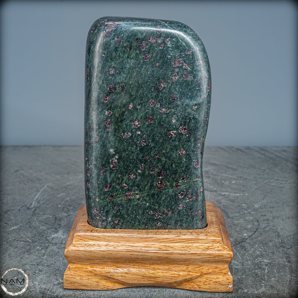 Σπάνιο φυσικό αλμανδίνιο-χαλαζία σε σερπαντίνη. Ελεύθερη μορφή- 1620.84 g #1.0