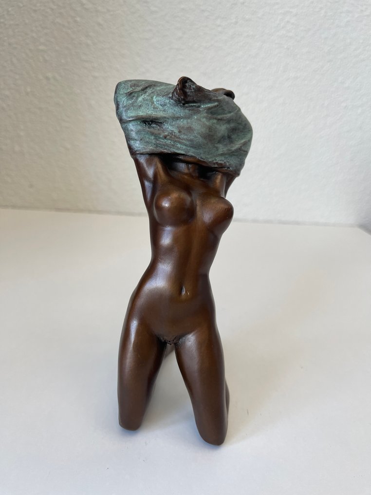 Statue, Stripping Lady - 17 cm - Patinated bronze #1.0