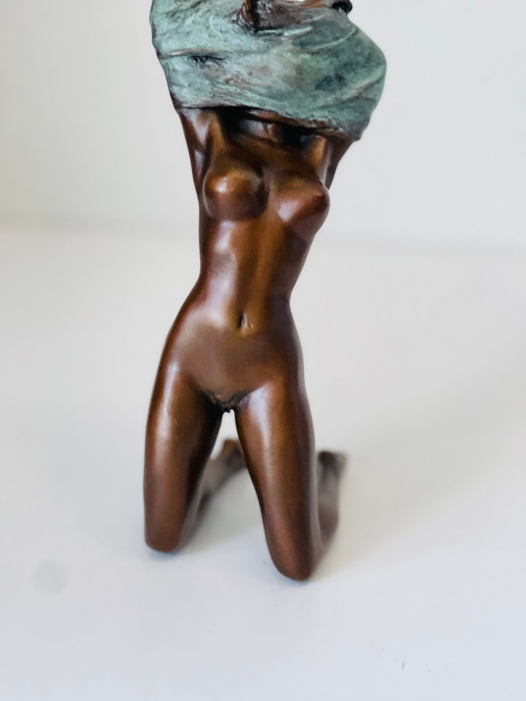 Statue, Stripping Lady - 17 cm - Patinated bronze #3.2