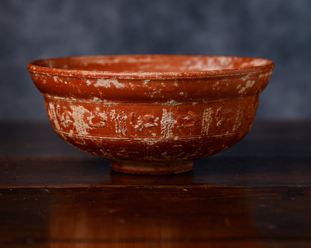 Roma antica Ciotola in terra sigillata con un bellissimo decoro. - 6.5 cm #1.0
