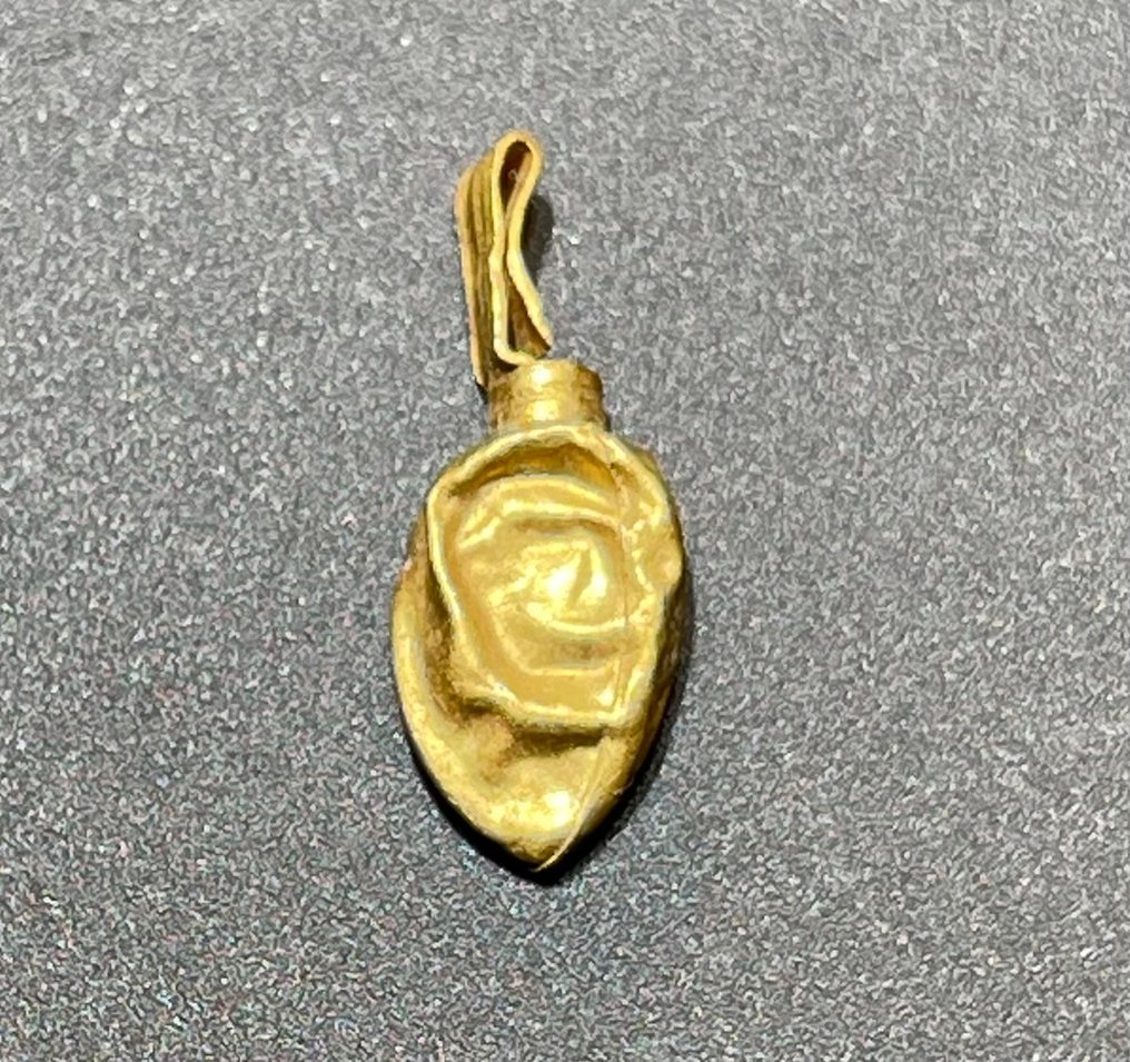 Wikingerzeit Gold Amulett mit Rosinen und geprägtem Bild eines ...