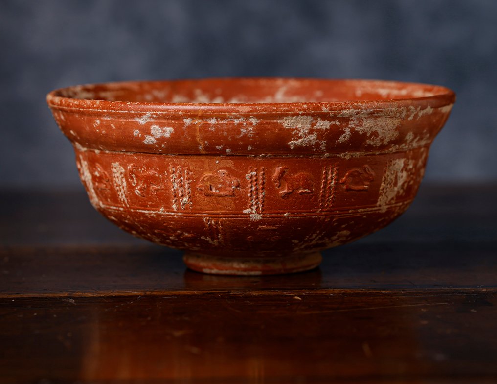 Roma antica Ciotola in terra sigillata con un bellissimo decoro. - 6.5 cm #2.1