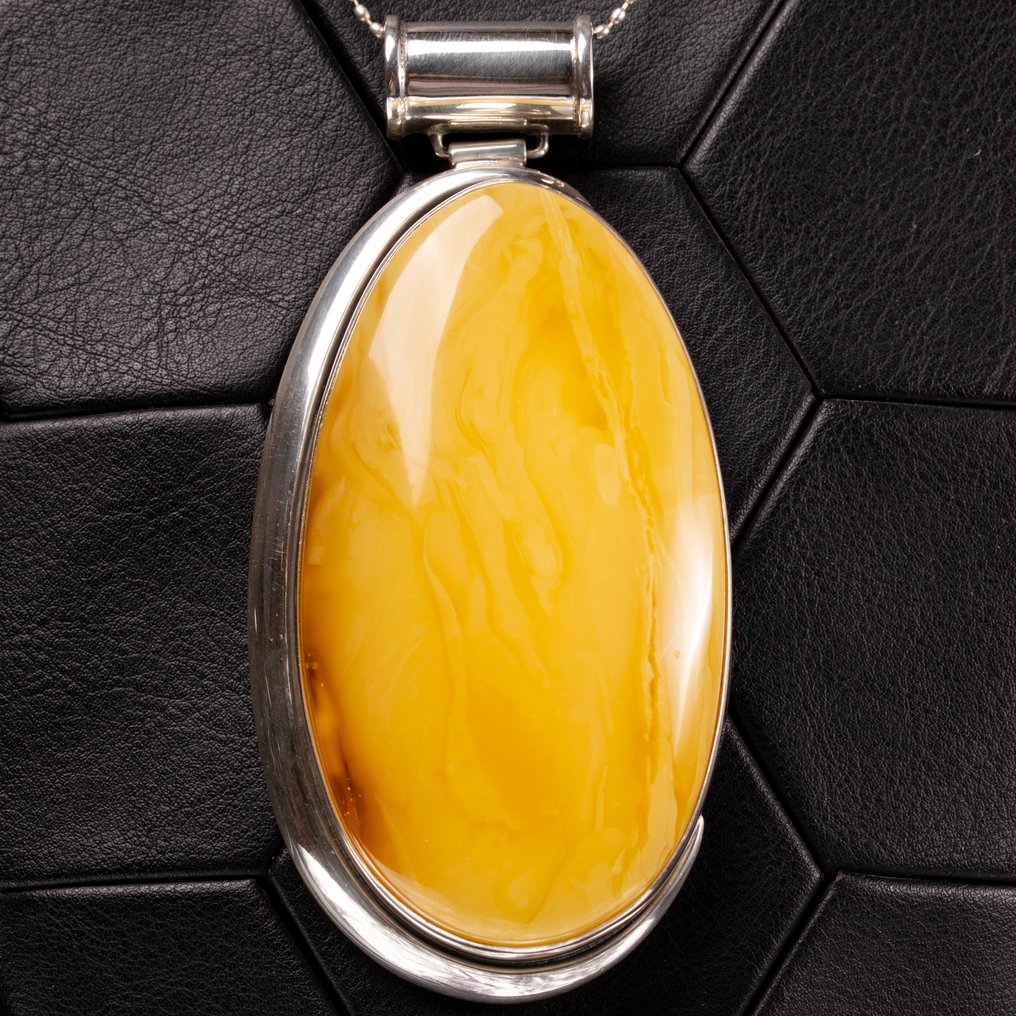 Fantastic! A collectible piece of jewelry… Unique! See the bigger size. Exclusive and rare Baltic fossil amber silver pendant. - Height: 115 mm - Width: 56 mm- 114 g #4.3