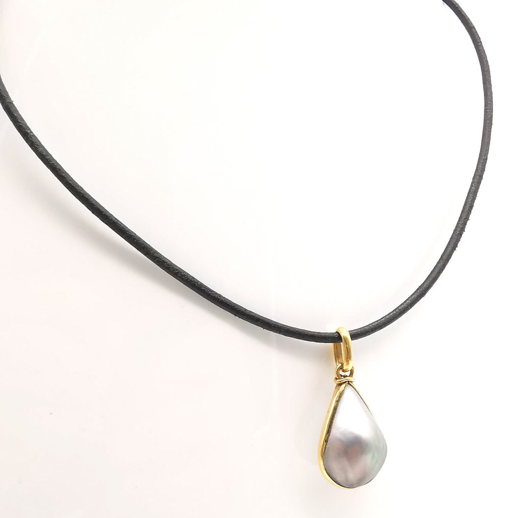 Collier avec pendentif - 18 carats Or jaune, cuir Perle #1.0