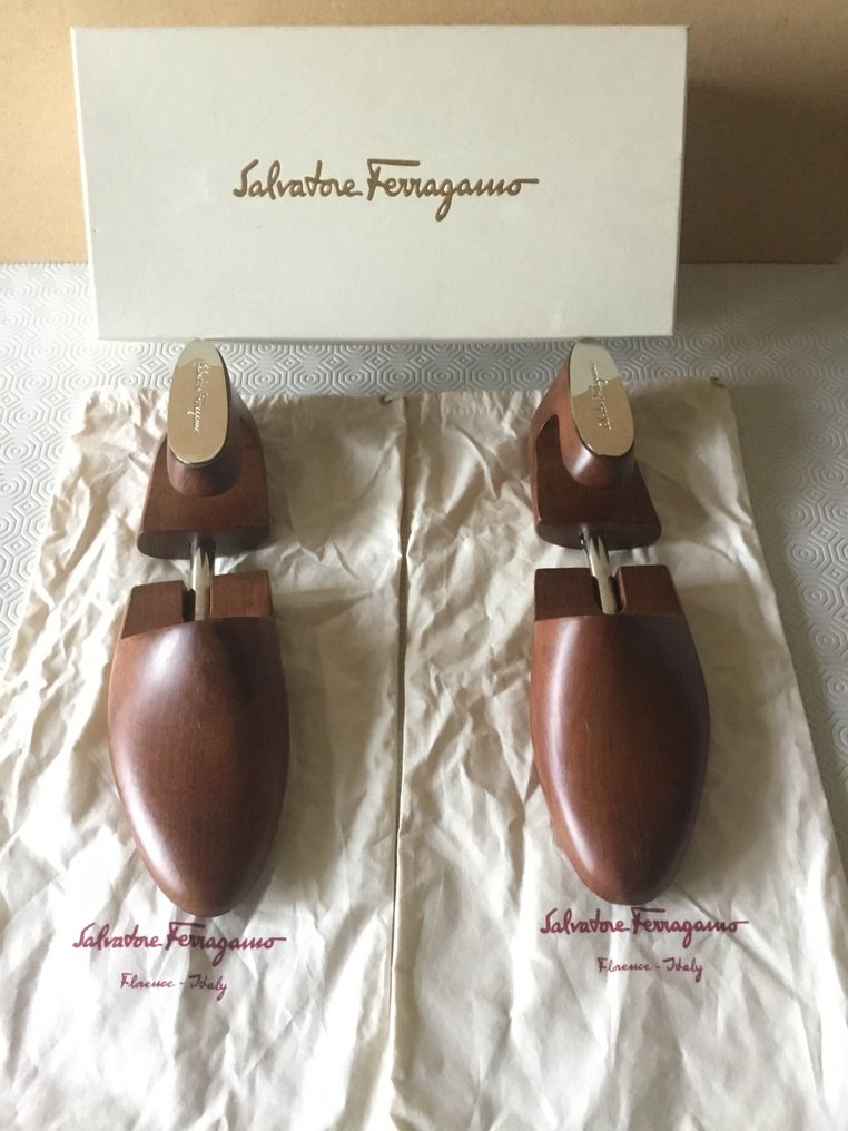 Ferragamo shoe tree outlet