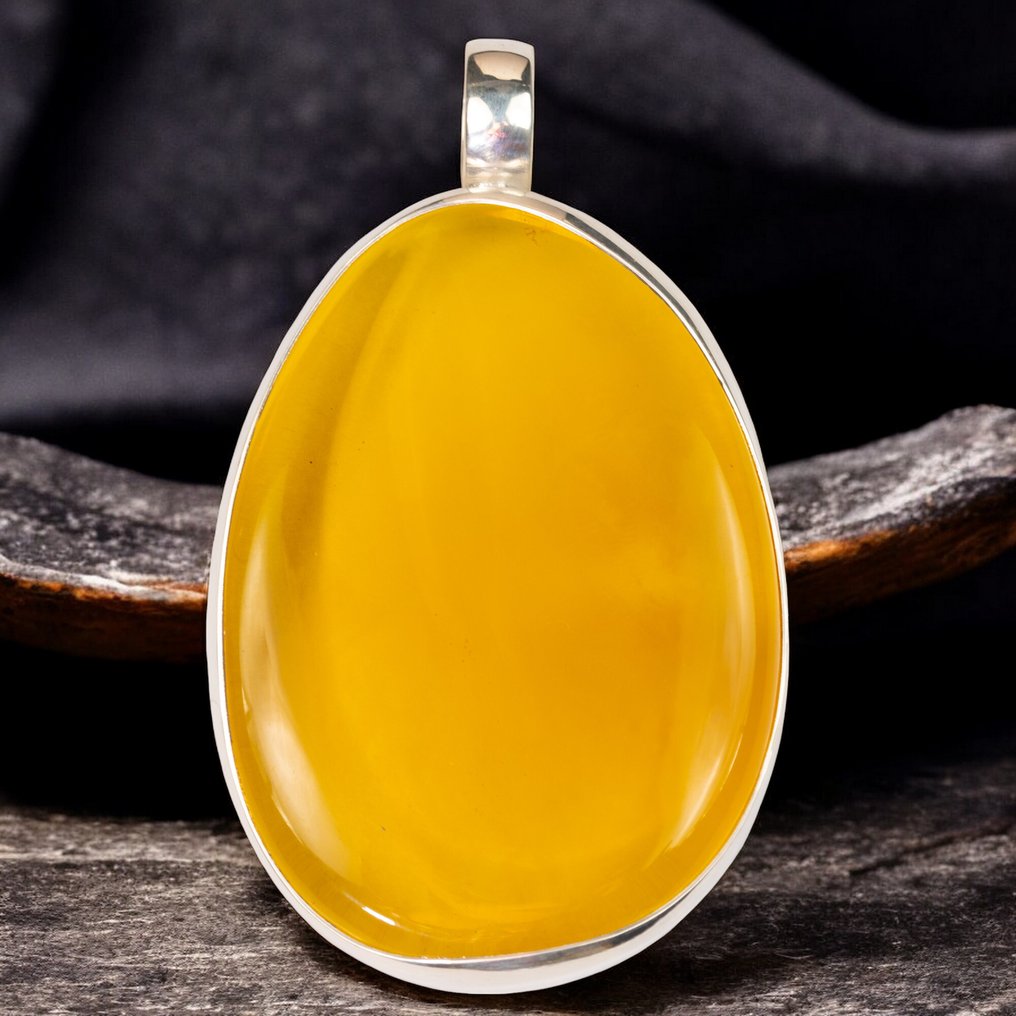 Stunning crystal honey-colored Baltic amber gem. - Height: 91 mm - Width: 54.5 mm- 54 g #2.1