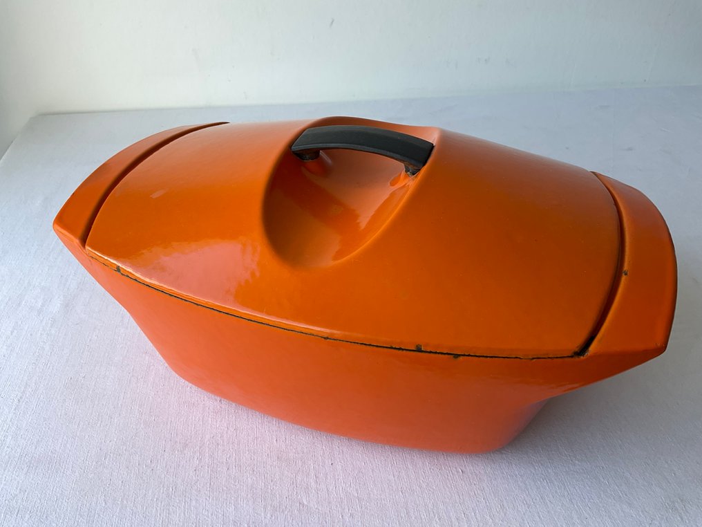 Le Creuset design van Raymond Loewy “La Coquelle Orange Nr 45