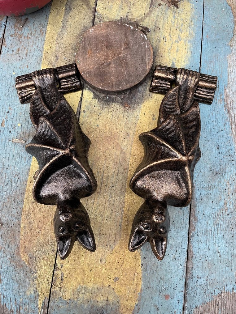 敲门器 (2) - 最近的 - 两个蝙蝠门敲者 #1.0