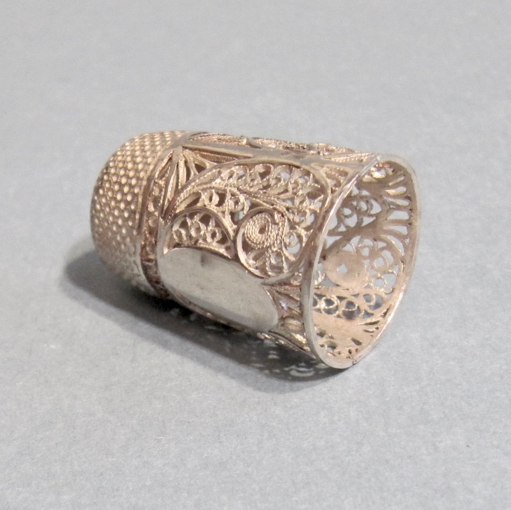 Thimble Antique - Filigree in Bone Case #4.3