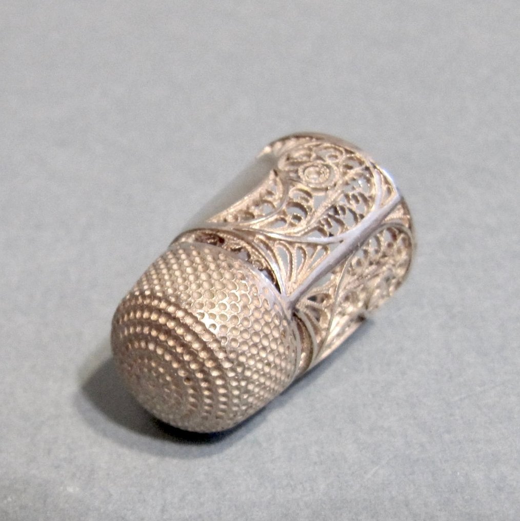 Thimble Antique - Filigree in Bone Case #2.1