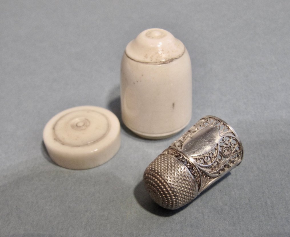 Thimble Antique - Filigree in Bone Case #1.0
