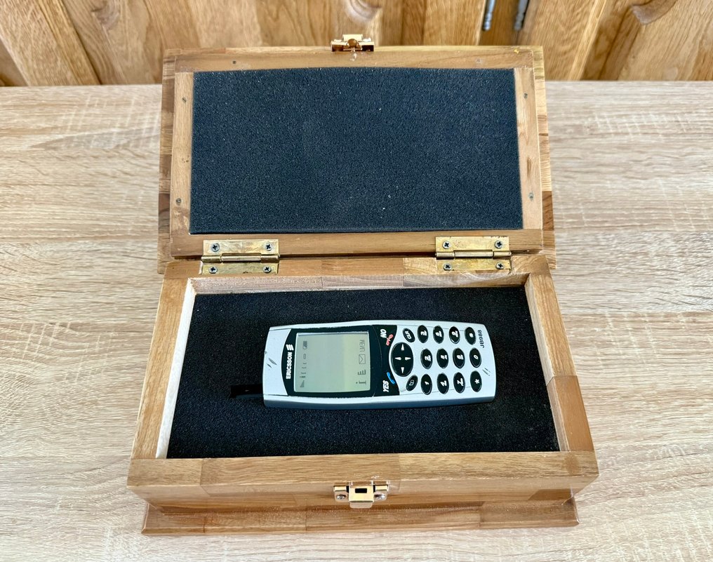James Bond Identical phone Sony Ericsson JB988 used by James Bond in