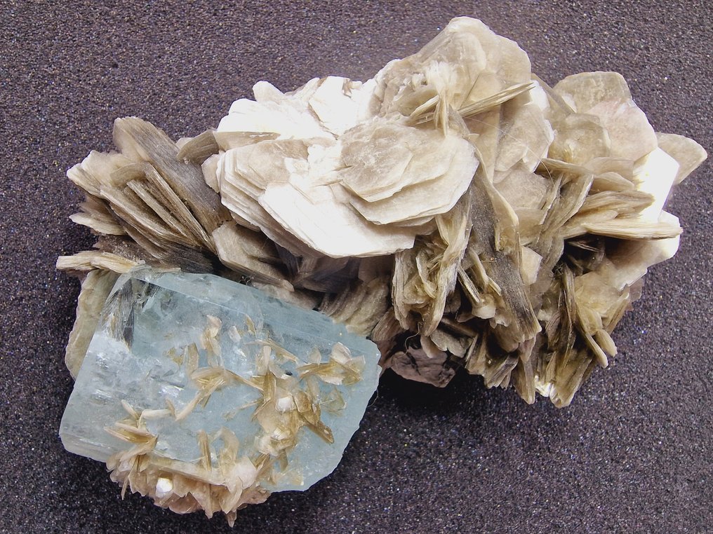 Aquamarine Crystal - Height: 140 mm - Width: 80 mm- 574 g - (1) #3.2