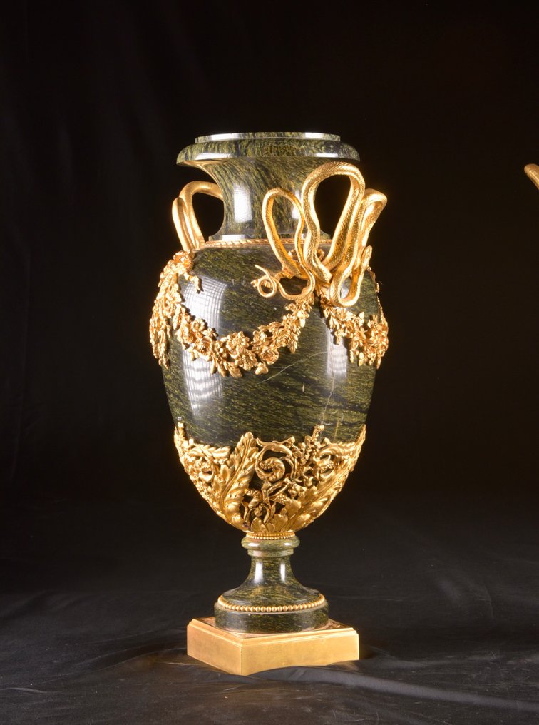 花瓶 (2) -  华丽的19世纪法国路易十六风格花瓶，配有蛇形把手。 - 铜鎏金 #1.0