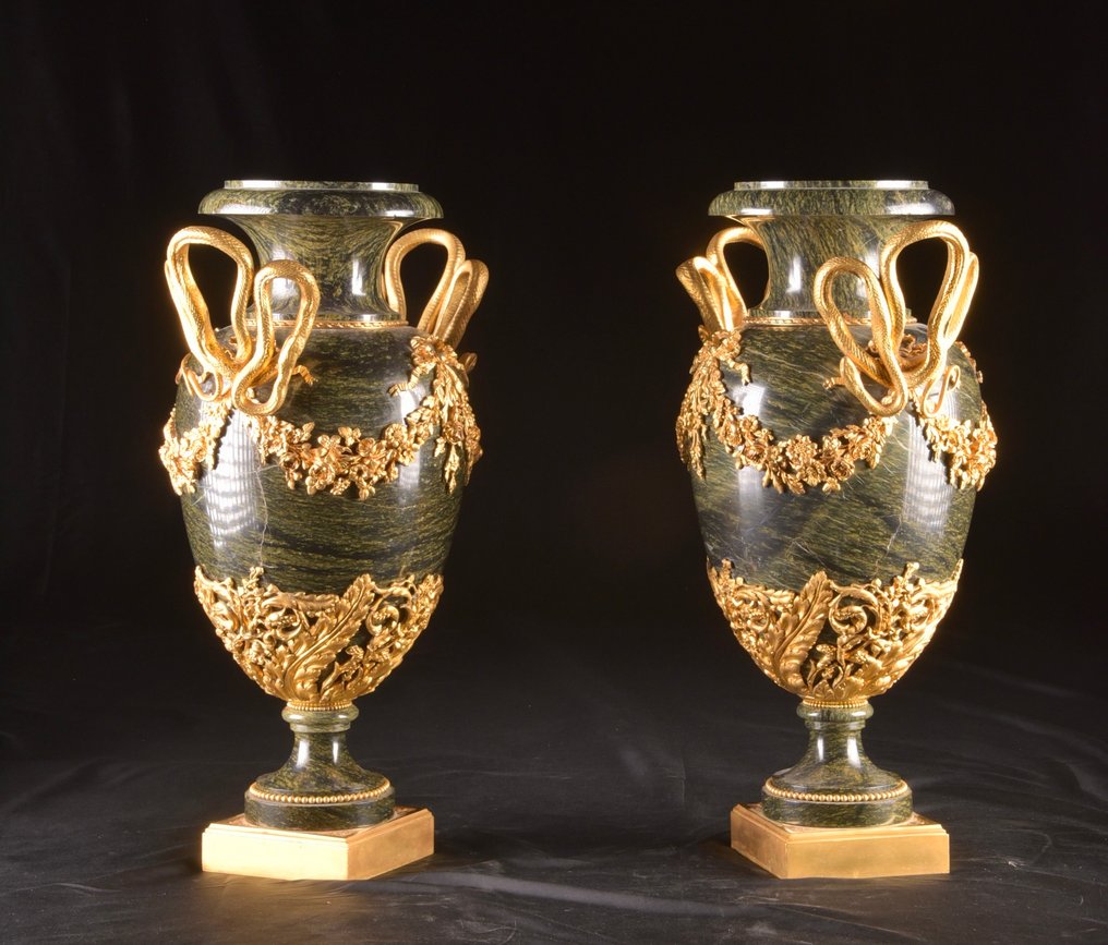 花瓶 (2) -  华丽的19世纪法国路易十六风格花瓶，配有蛇形把手。 - 铜鎏金 #4.3