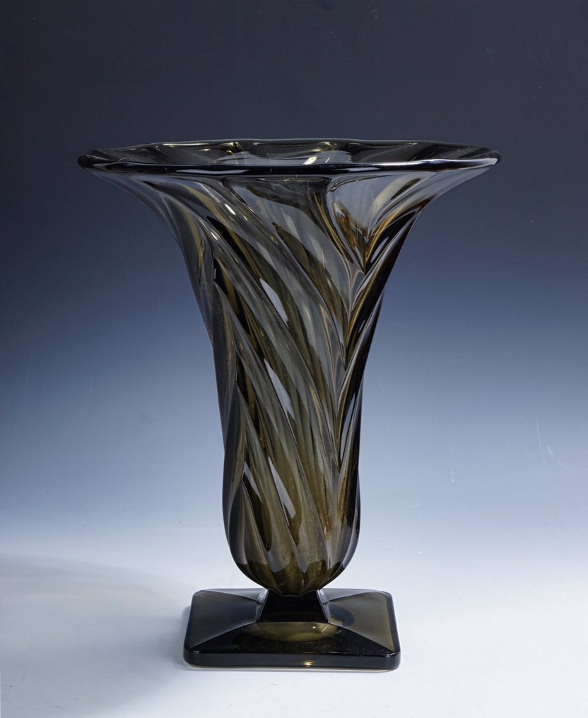 Stölzle Hermanova Hut Bohemia - 花瓶 -  煙燻色花卉形狀裝飾藝術花瓶，搭配扭曲裝飾  - 玻璃 #1.0