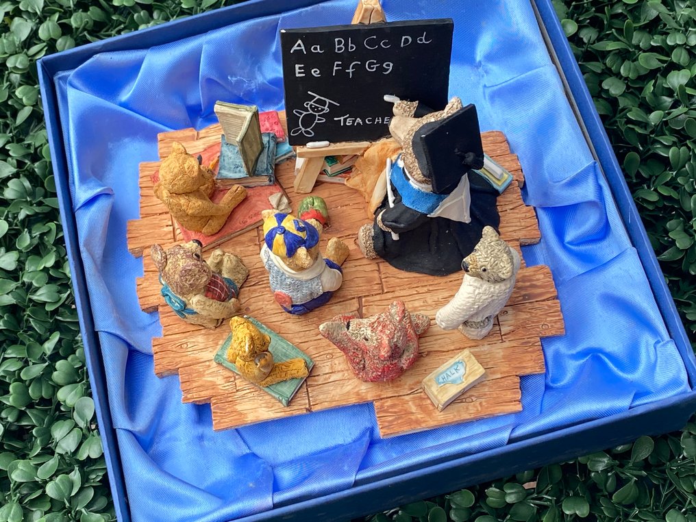 Colour Box - Statue, De schoolklas met 6 teddybeer leerlingen en 1 teddy leraar - 9 cm - mass #1.0