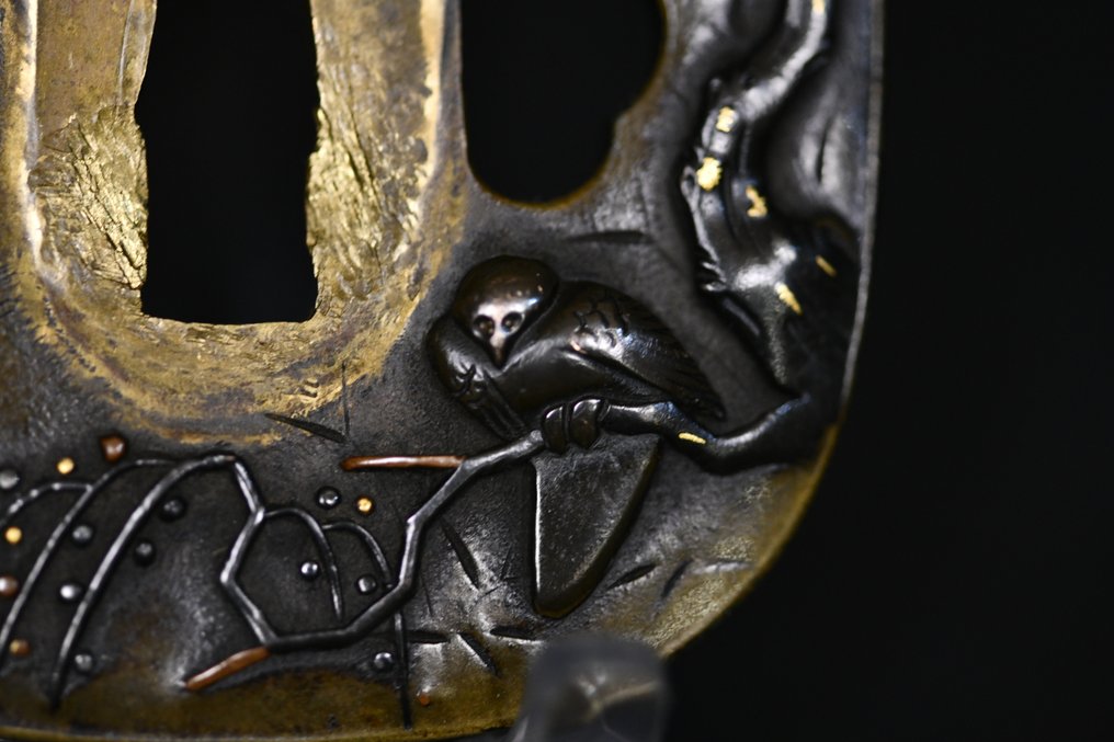 Tsuba in bronzo con un uccello su un ramo di prugno, incastonata con oro, argento e bronzo. - Rame, Argento, Oro, Ferro - Giappone - Periodo Edo (1600-1868) #4.3