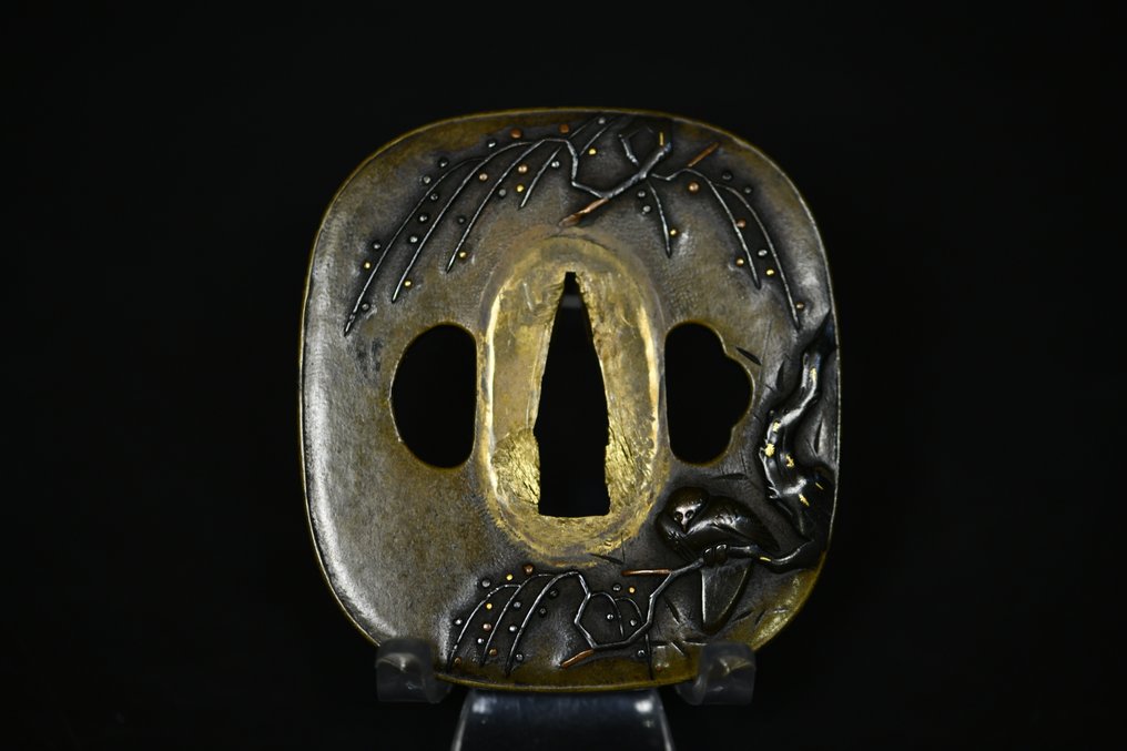 Tsuba in bronzo con un uccello su un ramo di prugno, incastonata con oro, argento e bronzo. - Rame, Argento, Oro, Ferro - Giappone - Periodo Edo (1600-1868) #1.0