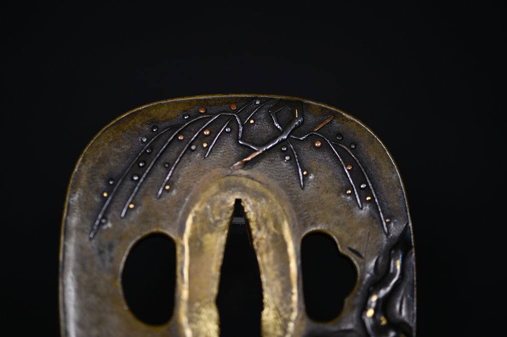 Tsuba in bronzo con un uccello su un ramo di prugno, incastonata con oro, argento e bronzo. - Rame, Argento, Oro, Ferro - Giappone - Periodo Edo (1600-1868) #1.0