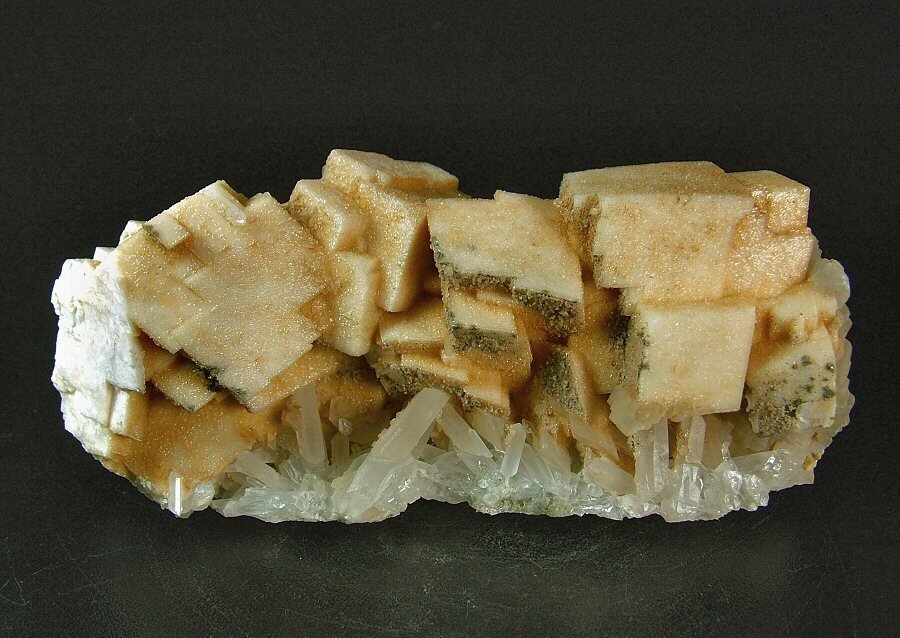 CW1370 Ästhetik Dolomite mit Calcite auf Quarz Kristalle auf Muttergestein - Höhe: 60 mm - Breite: 135 mm- 504 g - (1) #1.0