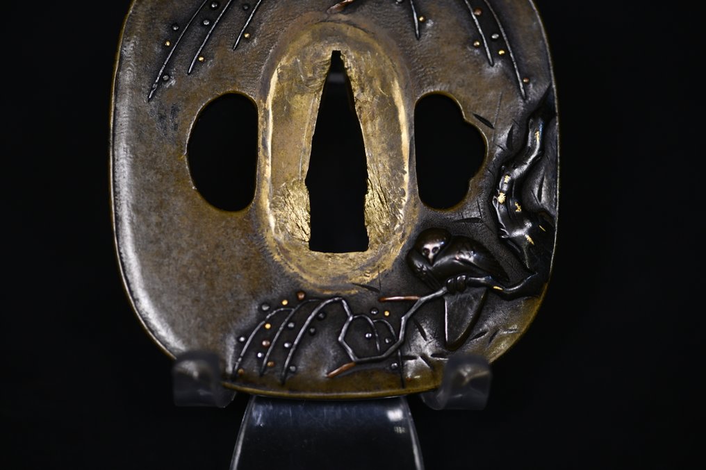 Tsuba in bronzo con un uccello su un ramo di prugno, incastonata con oro, argento e bronzo. - Rame, Argento, Oro, Ferro - Giappone - Periodo Edo (1600-1868) #2.1