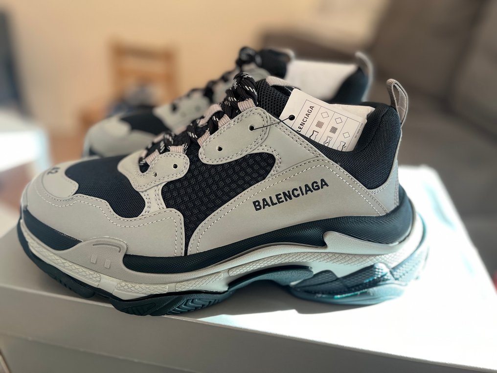 Balenciaga triple s 42 sales