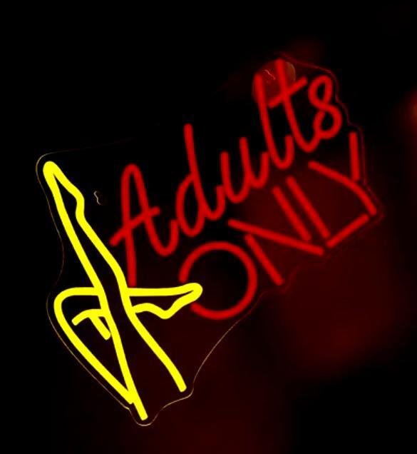霓虹灯标志 - “仅限成人”。一个有趣、性感的霓虹灯广告标志“仅限成人”，配有性感女性的图像。 - 霓虹灯 LED 灯 #4.3