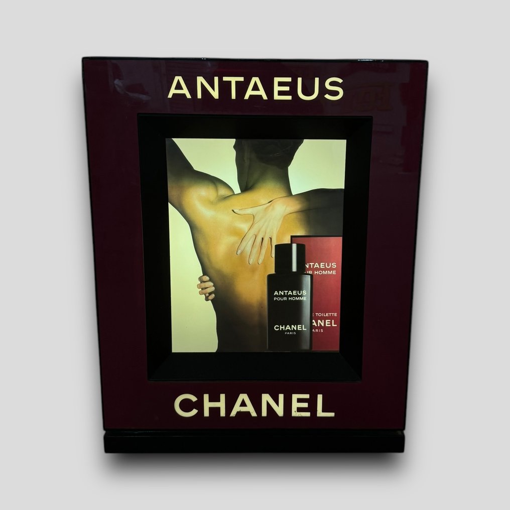 Ancienne enseigne au néon Chanel (1981) - Chanel - Caisson lumineux - plexiglas #1.0