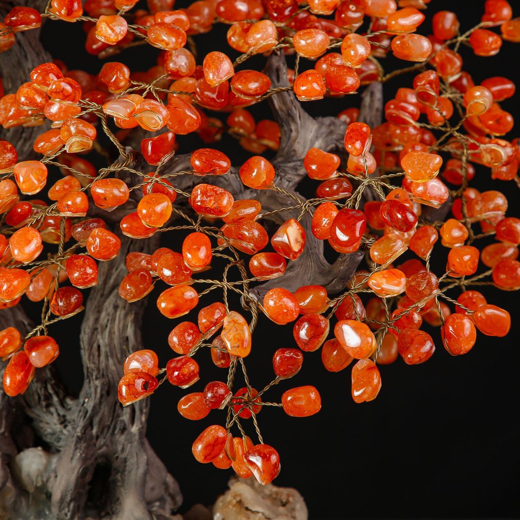 En eksklusiv samling af unikke og raffinerede stykker. Livets træ i karneol: Et symbol på forbindelse og levende elegance. - Højde: 500 mm - Bredde: 480 mm- 10502 g #4.3